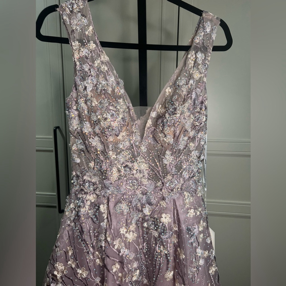 ✨Host Pick✨ A-line gown with embroidered flowers and intricate beading - Picture 7 of 9